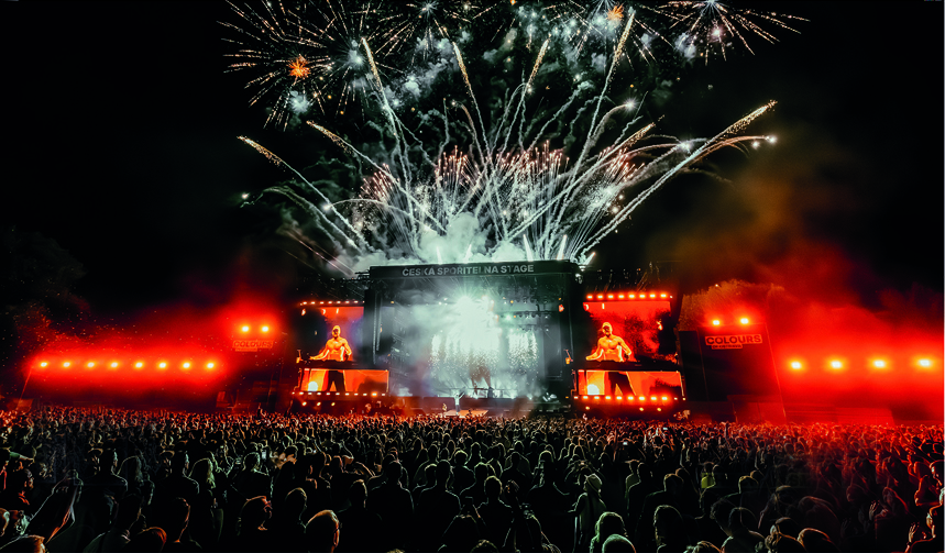 The Chainsmokers en el Colours of Ostrava 2025 ante miles de asistentes al festival, con fuegos artificiales sobre el escenario.