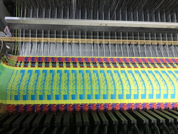 Fabricación de pulseras tejidas para festivales